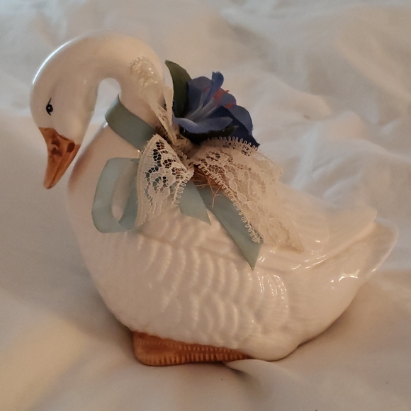 Swan figurine - preloved - Picture 2 of 4